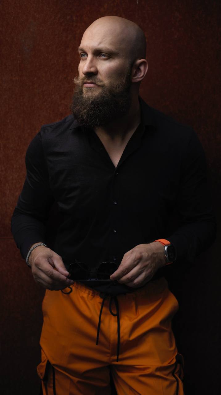 Bojan Glamočak in einem warm inszenierten Editorial-Portrait